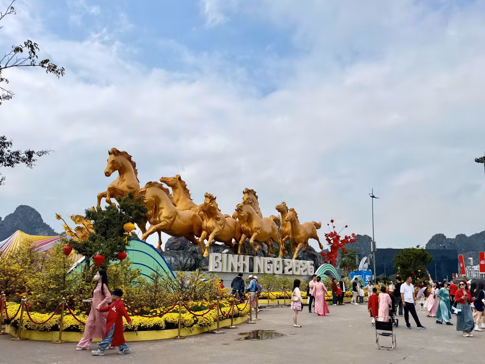 2-quang-ninh-hut-khach-9-ngay-nghi-tet-binh-ngo.jpg