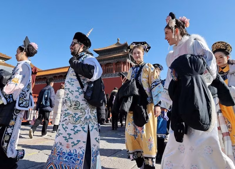 Du khách trong và ngoài nước trong trang phục truyền thống Trung Quốc tham quan Bảo tàng Cung điện ở Bắc Kinh, Trung Quốc, ngày 10 tháng 1 năm 2025.
