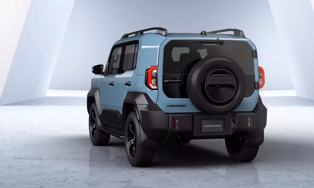 Lốp dự phòng gắt ở cửa sau dang mở ngang - Ảnh: Toyota