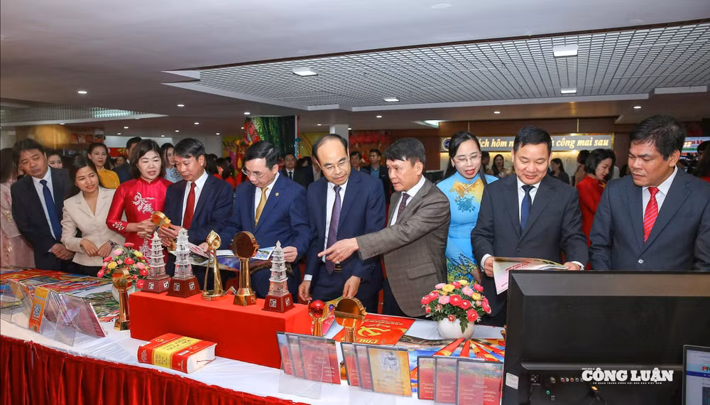 Các ấn phẩm báo Xuân được trình bày công phu, phản ánh đậm nét thành tựu phát triển của tỉnh Phú Thọ.