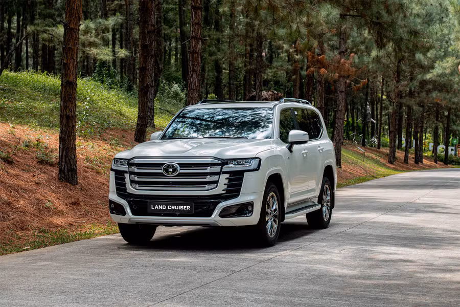 Toyota Land Cruiser 300 HEV ra mắt khách Việt, giá bán 4,71 tỷ đồng