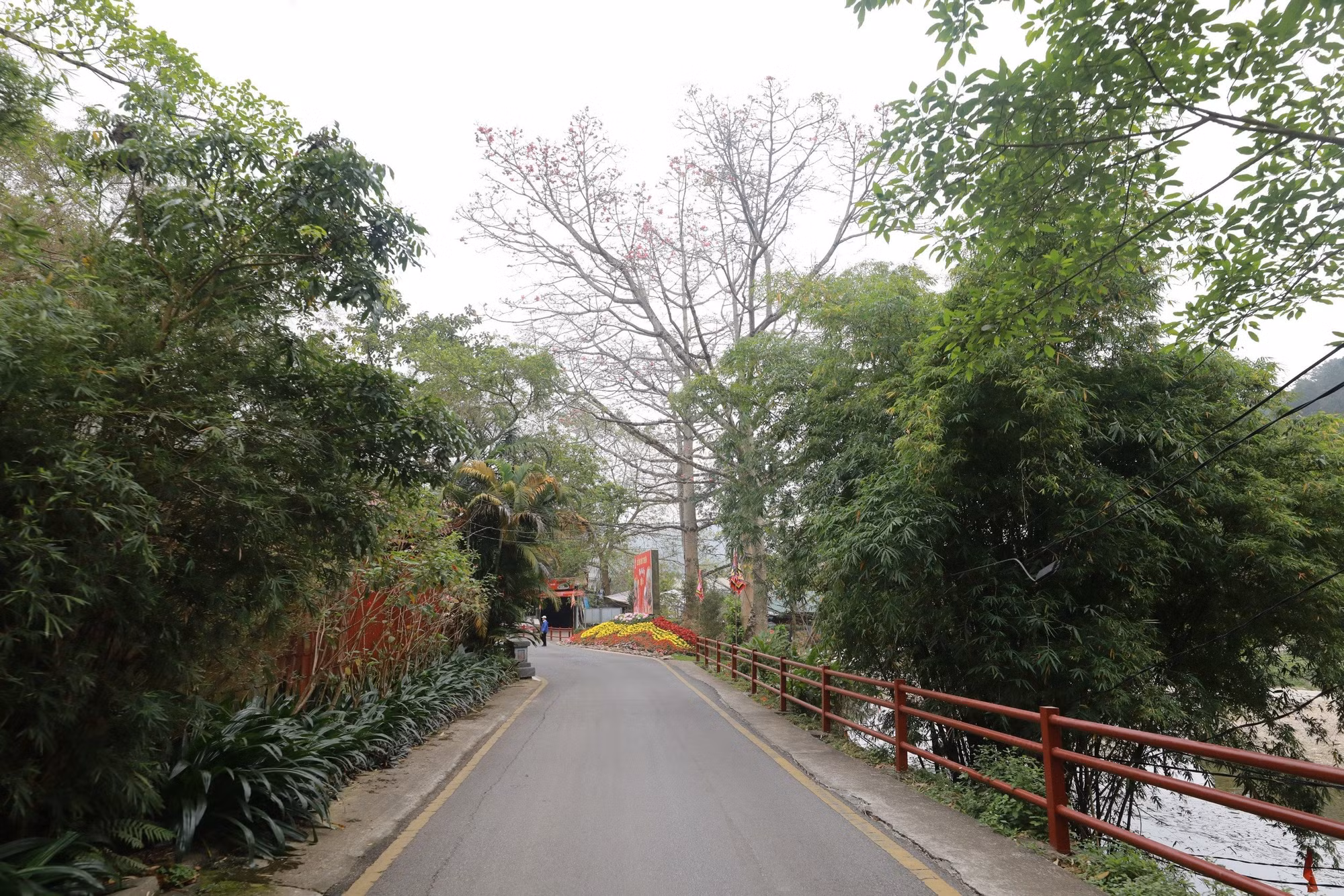 Nằm giữa núi rừng Tam Đảo, nơi đây gây ấn tượng với những cây cổ thụ tỏa bóng, những bậc đá uốn quanh sườn núi, dòng thác trắng mềm giữa đại ngàn và hệ thống đền, chùa trầm mặc ẩn hiện trong màu xanh thẳm.