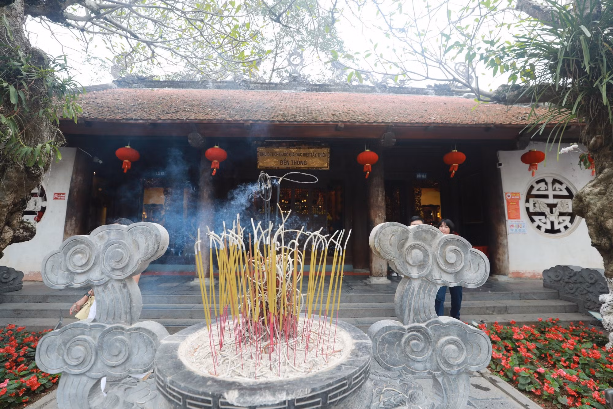 Khói hương bảng lảng trước Đền Thỏng.