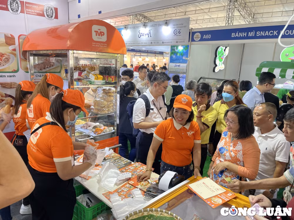 nguoi dan rong ran xep hang cho thuong thuc banh mi tai le hoi lan dau to chuc hinh 2