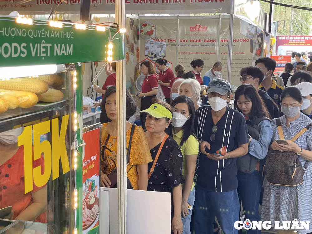 nguoi dan rong ran xep hang cho thuong thuc banh mi tai le hoi lan dau to chuc hinh 9