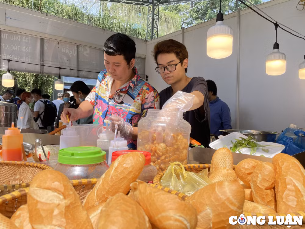 nguoi dan rong ran xep hang cho thuong thuc banh mi tai le hoi lan dau to chuc hinh 10