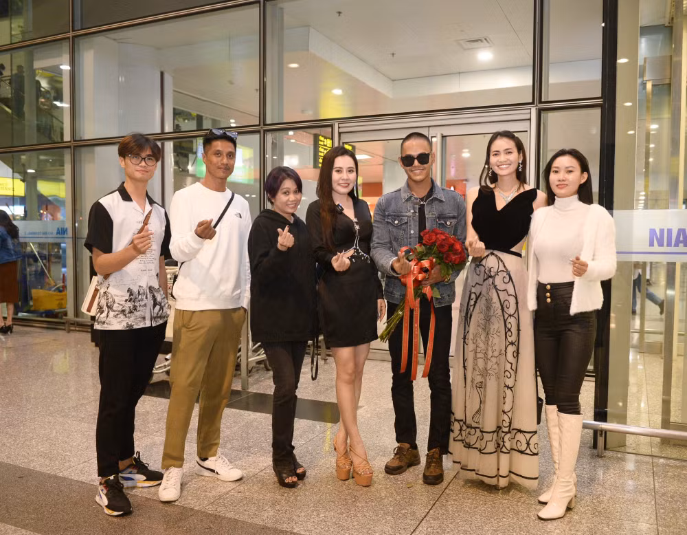 hoa hau phan kim oanh ra san bay don chu tich mrs grand international hinh 3