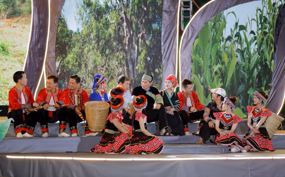 hang ngan nguoi tham du khai mac le hoi tra shan tuyet lan thu nhat hinh 2