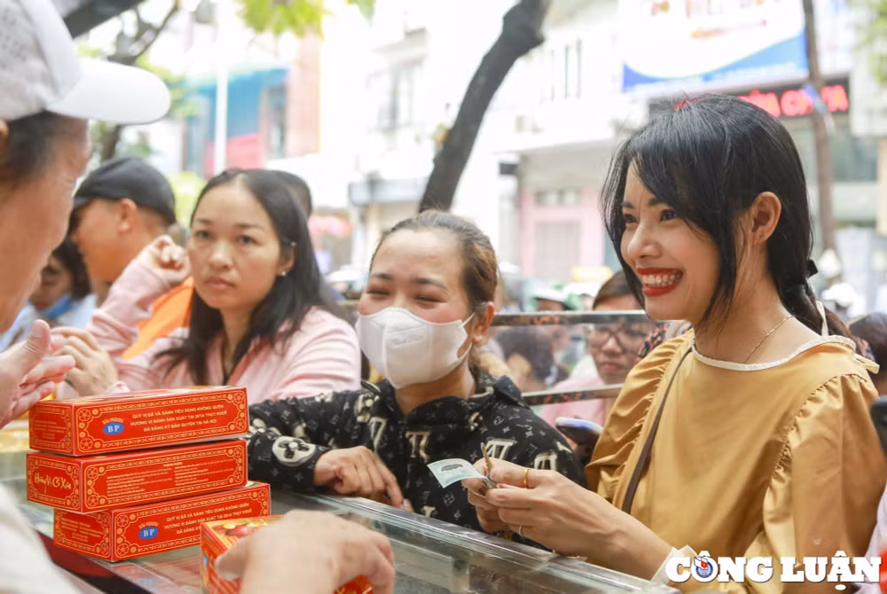 hang tram luot nguoi xep hang cho doi mua banh trung thu o ha noi hinh 11