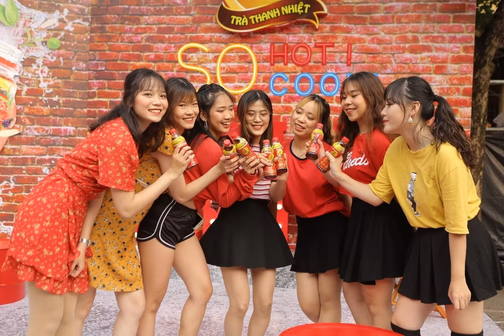 nguoi tre uong gi khi di chay pho de luon giu duoc net tuoi mat hinh 4