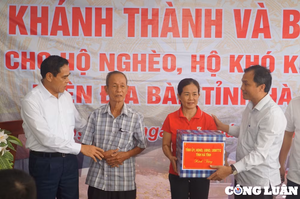 bo cong an ban giao 600 ngoi nha cho nguoi ngheo nguoi kho khan o ha tinh hinh 3