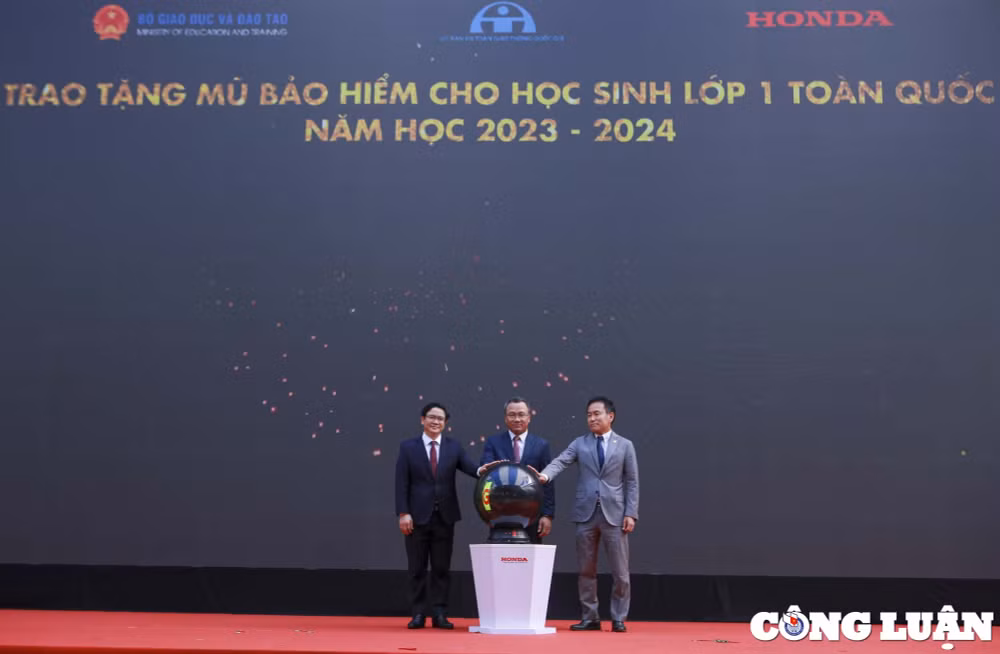 hai trieu mu bao hiem duoc trao tang cho hoc sinh lop 1 tren toan quoc nam hoc 2023 2024 hinh 2