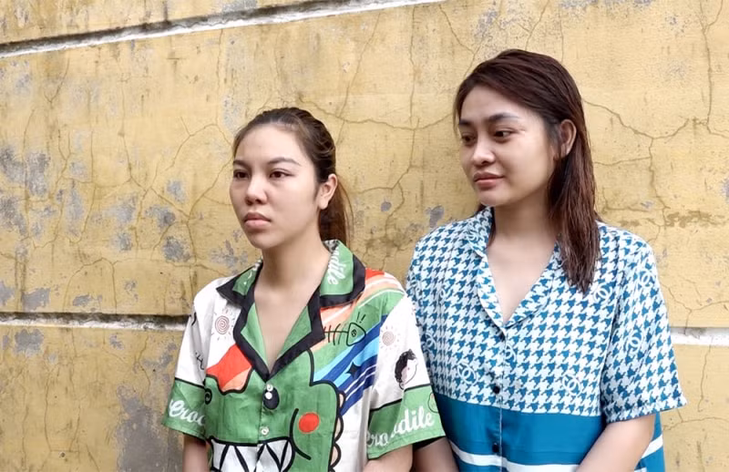 bat hai doi tuong ep con no mo mat khau tai khoan ngan hang de chuyen tien tru no hinh 1