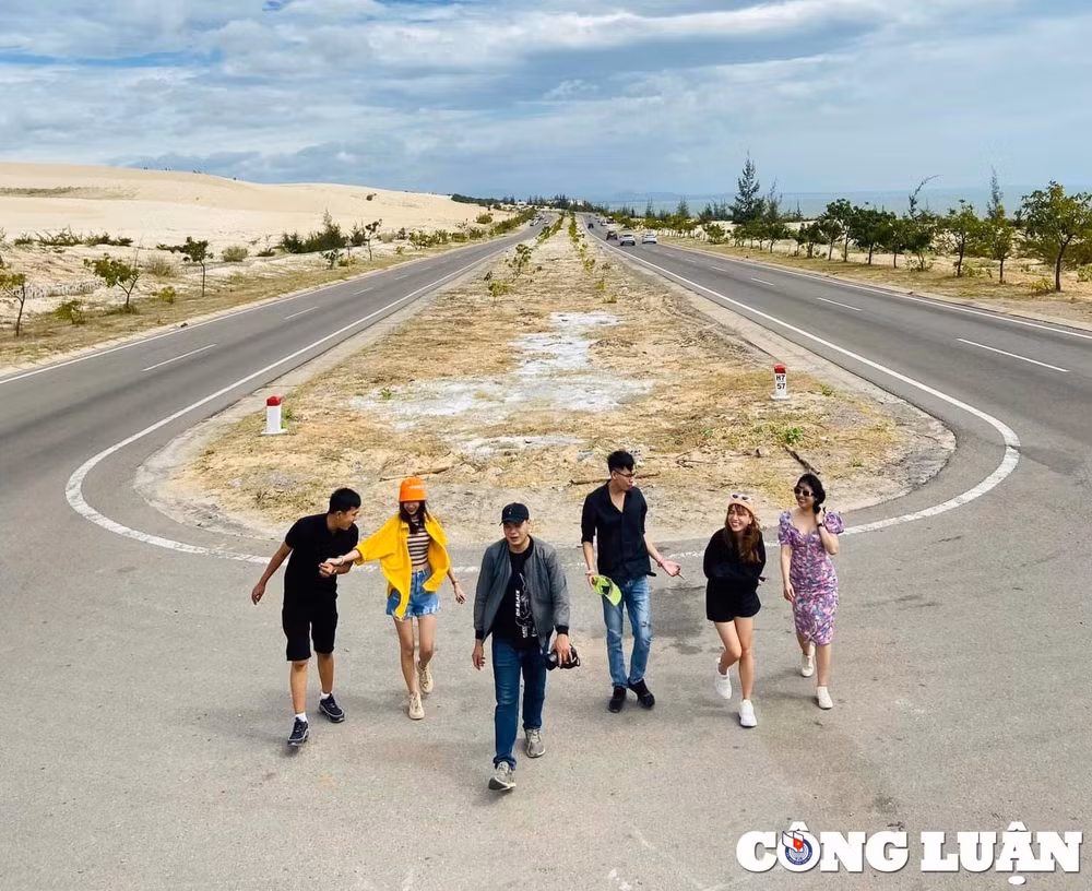 bau trang ho nuoc trong giua sa mac cat trang dep nhat phan thiet hinh 2