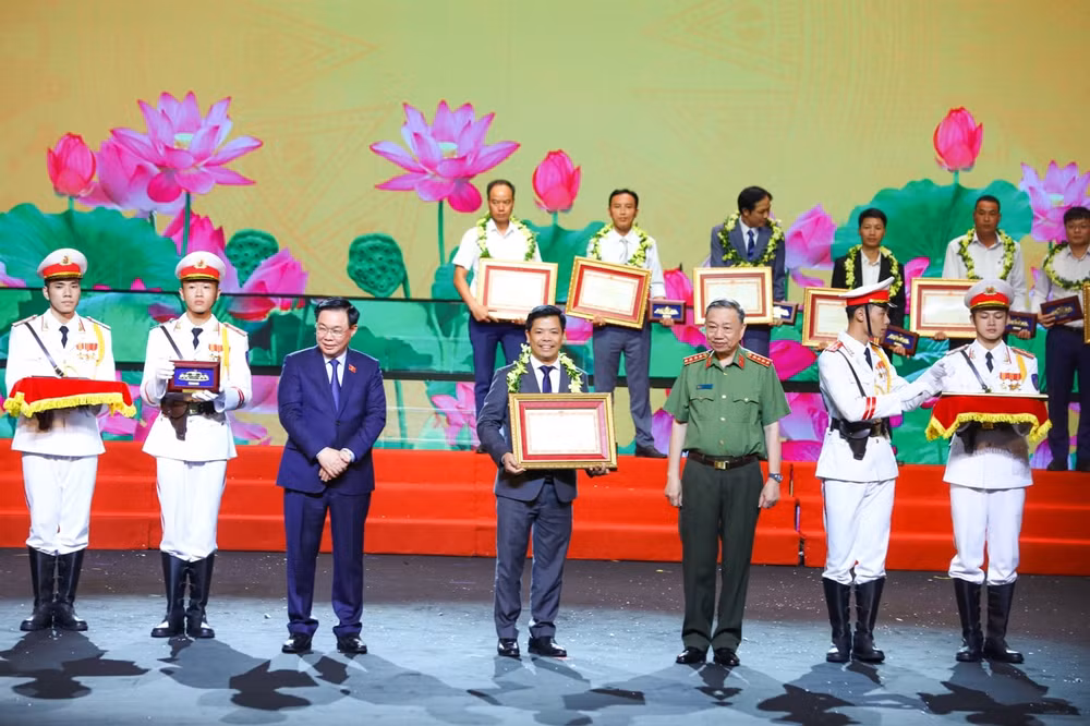 ecopark duoc bo cong an tang bang khen dien hinh tien tien ve phong chay chua chay va cuu nan cuu ho hinh 1