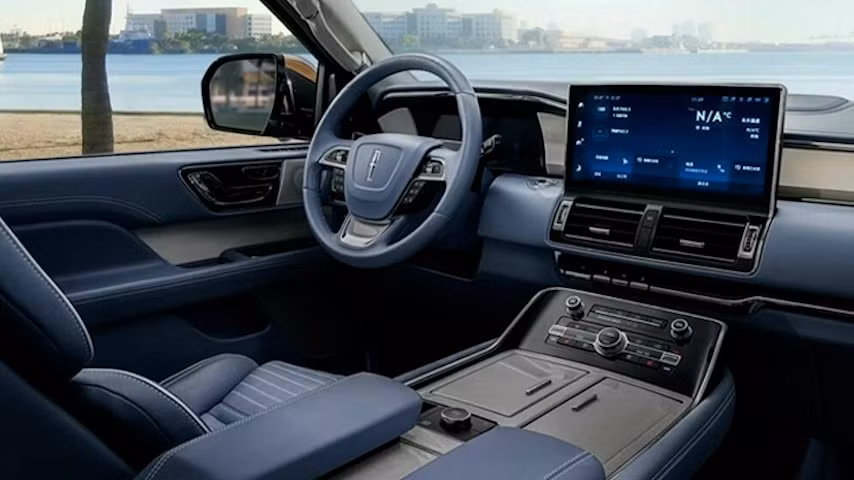 suv co lon lincoln navigator black gold edition chao san thi truong chau a hinh 3