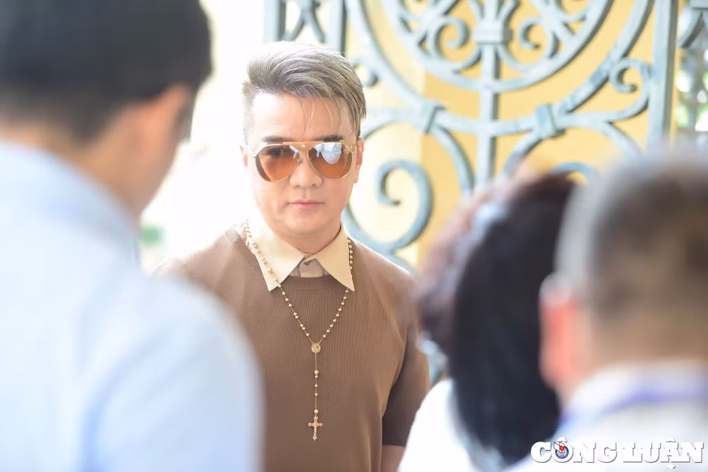 ong huynh uy dung vang mat ca si dam vinh hung vy oanh den du phien xu ba nguyen phuong hang hinh 2