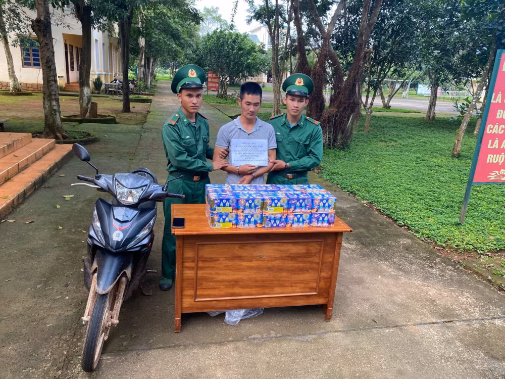 kon tum nam thanh nien mua 32kg phao tu campuchia ve viet nam ban kiem loi hinh 1