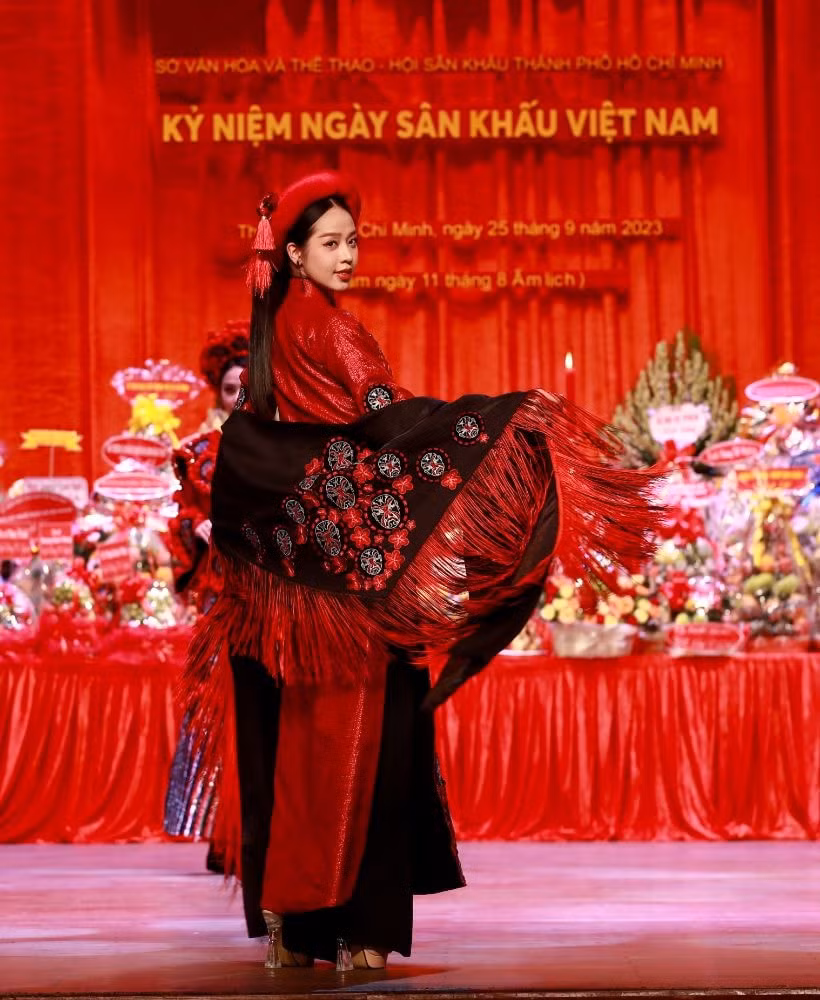 hoa hau bao ngoc thanh thuy mai phuong ngoc chau long lay trong bst coi nguon san khau cua ntk viet hung hinh 30