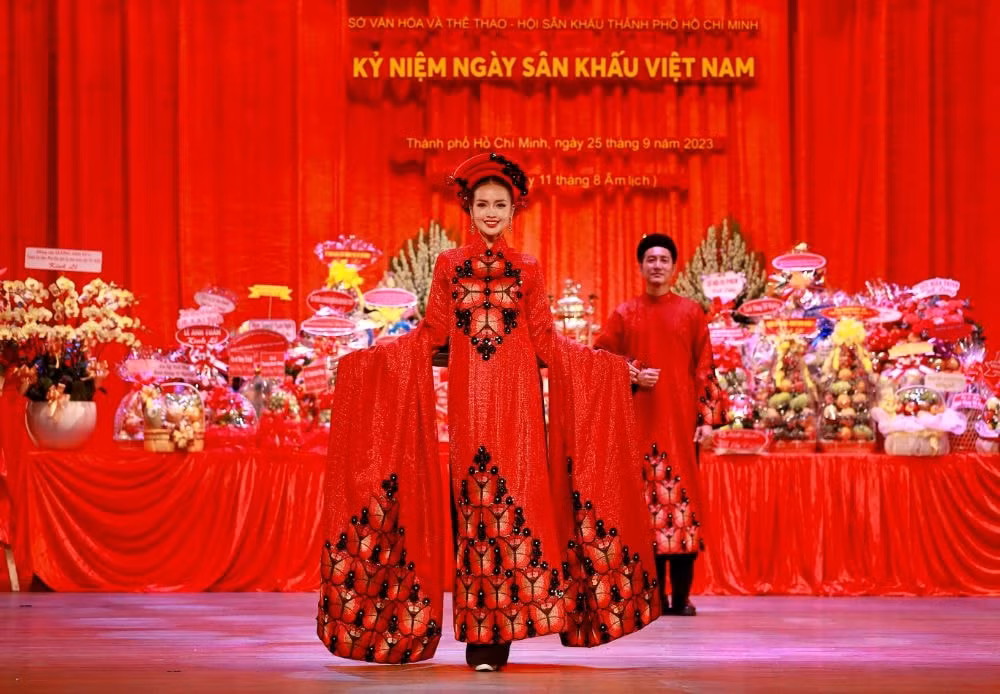 hoa hau bao ngoc thanh thuy mai phuong ngoc chau long lay trong bst coi nguon san khau cua ntk viet hung hinh 17
