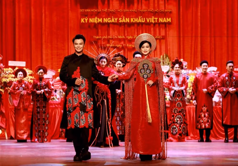 hoa hau bao ngoc thanh thuy mai phuong ngoc chau long lay trong bst coi nguon san khau cua ntk viet hung hinh 11