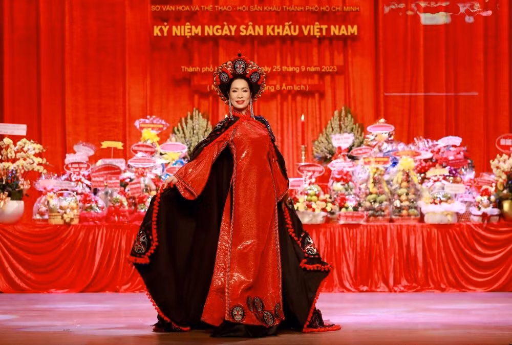 hoa hau bao ngoc thanh thuy mai phuong ngoc chau long lay trong bst coi nguon san khau cua ntk viet hung hinh 14