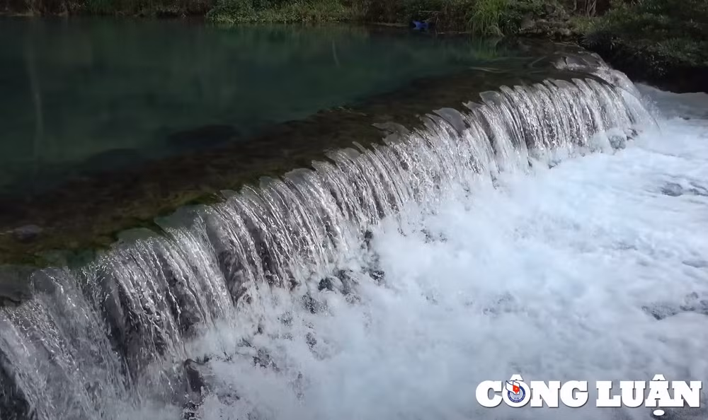 ngan ngo truoc ve dep trong xanh cua suoi le nin cao bang hinh 1