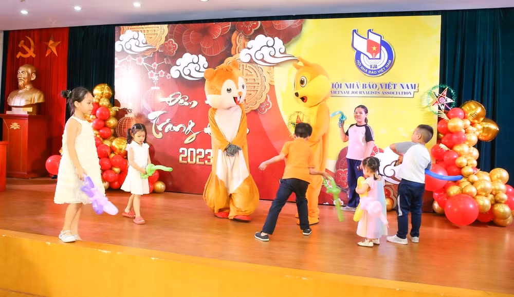 hoi nha bao viet nam to chuc chuong trinh vui trung thu dem hoi trang ram hinh 8
