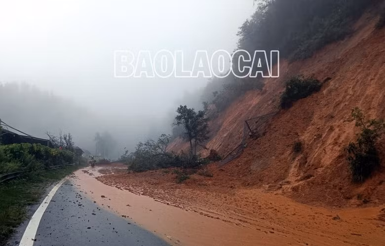 lao cai mua lon dien rong gay sat lo nghiem trong nhieu tuyen duong hinh 1