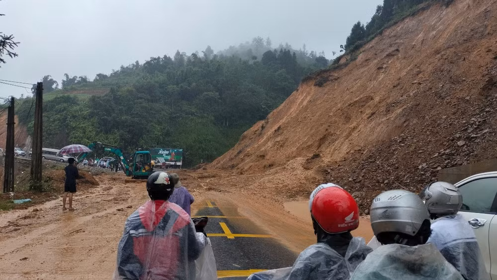 lao cai mua lon gay sat lo nhieu tuyen duong gay ach tac giao thong len sa pa hinh 1