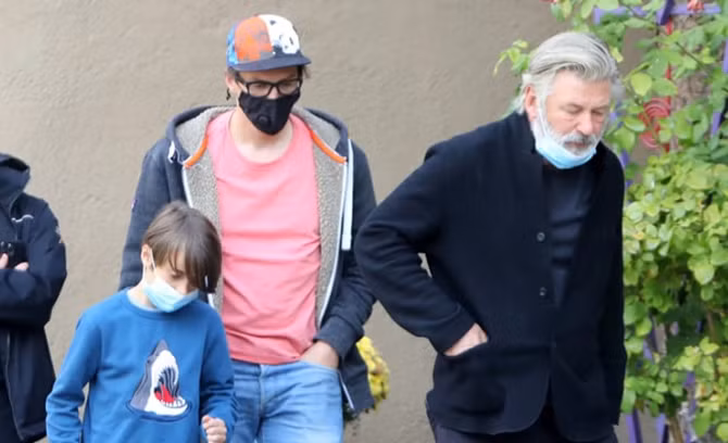 Alec Baldwin bị chỉ trích vì mở tiệc Halloween sau sự cố trên phim trường