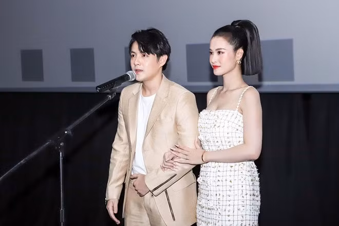 Đông Nhi tự tin diện đầm ôm sát sau hơn 2 tháng sinh con