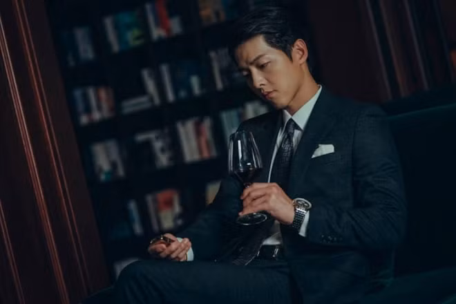 Song Joong Ki hóa ông trùm mafia người Ý lạnh lùng quyến rũ trong Vincenzo