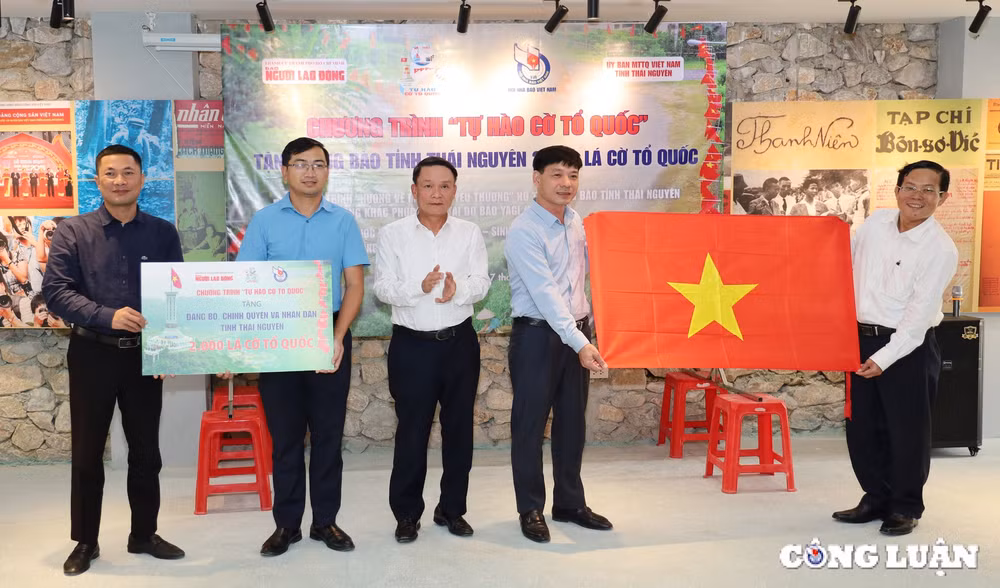 bao nguoi lao dong tang co to quoc trao hoc bong cho hoc sinh ngheo va ho tro nguoi dan thai nguyen khac phuc thiet hai do bao so 3 hinh 3