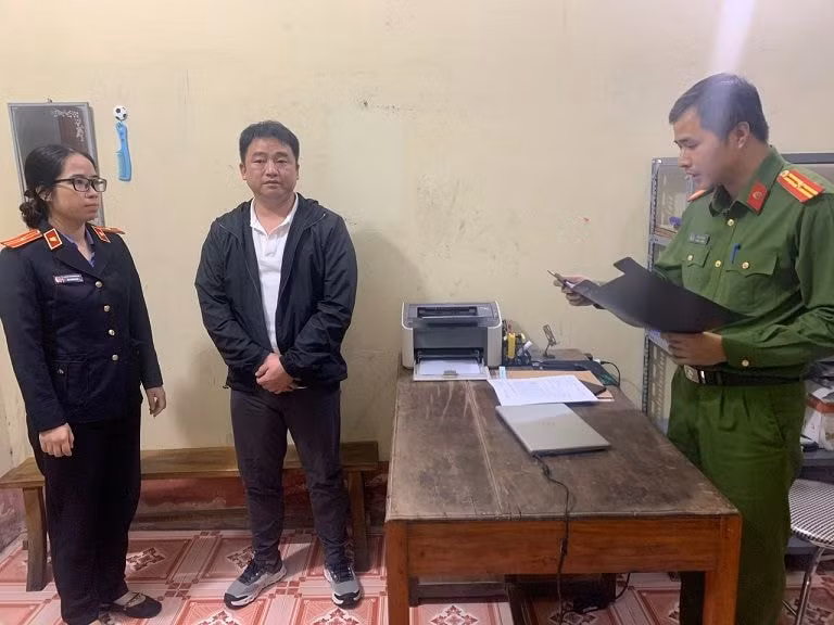 hai duong khoi to bat giu nguoi nuoc ngoai mua ban hoa don trai phep hinh 1