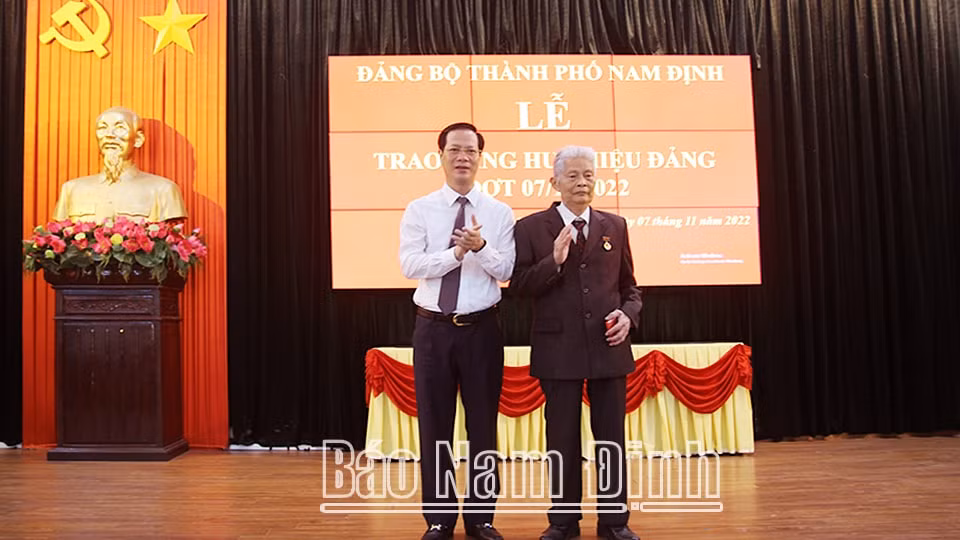 nam dinh co 2621 dang vien duoc tang huy hieu dang nhan dip ky niem cach mang thang muoi nga hinh 1