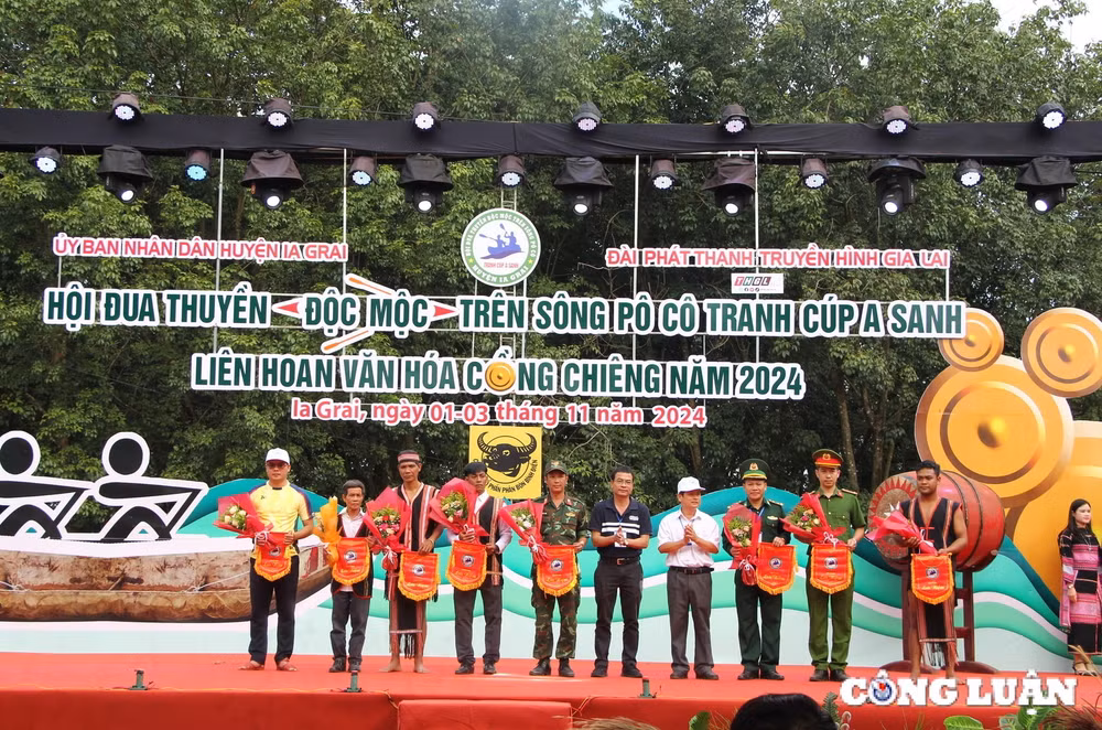 gia lai man tranh tai day hap dan va kich tinh tai hoi dua thuyen doc moc tren song po co hinh 2