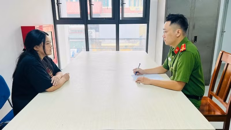 tam giu nhom quai xe tong tu vong co gai dung xe cho den do tren pho o ha noi hinh 2
