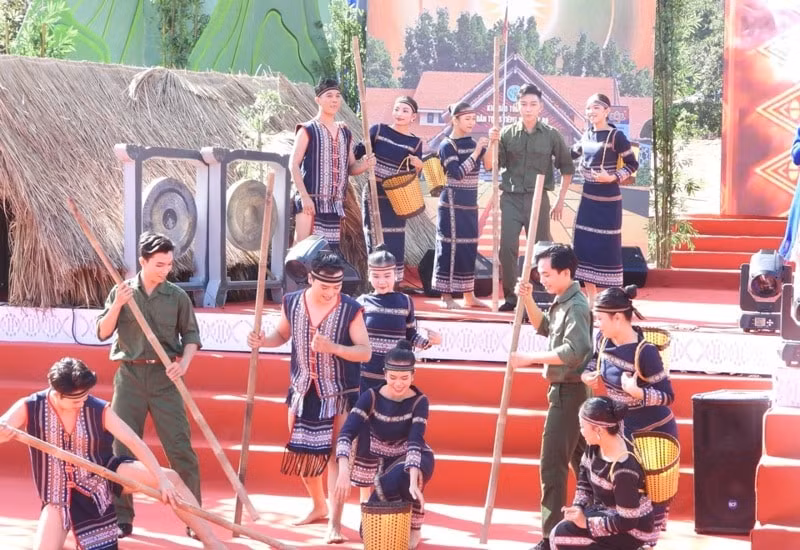 tai hien hinh anh gia gao nuoi quan tren soc bom bo hinh 1