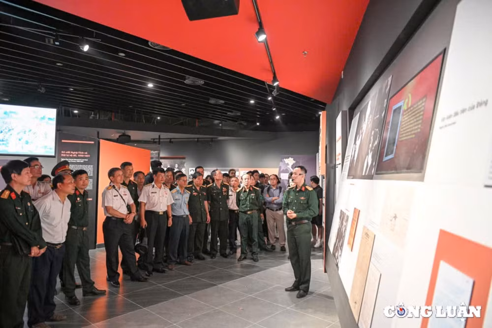 hang nghin nguoi dan den tham quan bao tang lich su quan su viet nam hinh 10