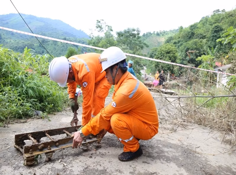 pc lao cai tiep tuc no luc khac phuc he thong luoi dien sau bao so 3 hinh 1