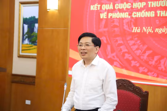 Ông Đặng Văn Dũng, Phó Trưởng Ban Nội chính Trung ương, Ủy viên Ban Chỉ đạo Phòng, chống tham nhũng lãng phí tiêu cực thông tin về cuộc họp. Ảnh: Hoàng Huy