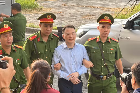 Sáng nay, Shark Bình và Mr Pips xuất hiện ở TAND TP Hà Nội