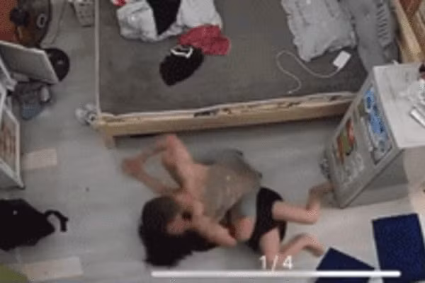 Vũ Viết Trường hành hung dã man nạn nhân. Ảnh cắt từ clip