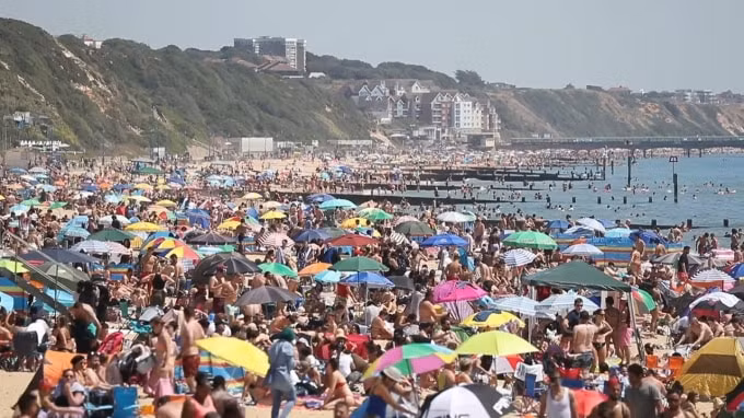 Bãi biển Bournemouth chật kín người khiến nguy cơ dịch lây lan nhanh trở lại. Ảnh: Sky News.
