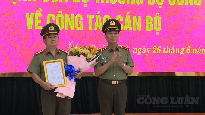 Bộ Công an trao quyết định nghỉ hưu cho Đại tá Trần Đức Việt.