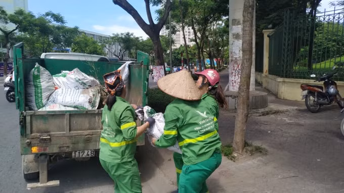 Giữa thời tiết nóng như “đổ lửa”, xe rác nhanh chóng được lấp đầy chỉ sau một khoảng thời gian ngắn đi thu gom. Ảnh: Quang Linh