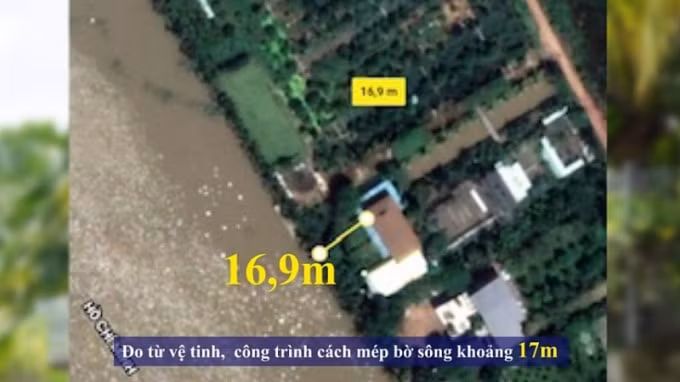 Ảnh chụp vệ tinh khoảng cách từ mép sông tới căn nhà lầu khoảng 17m.