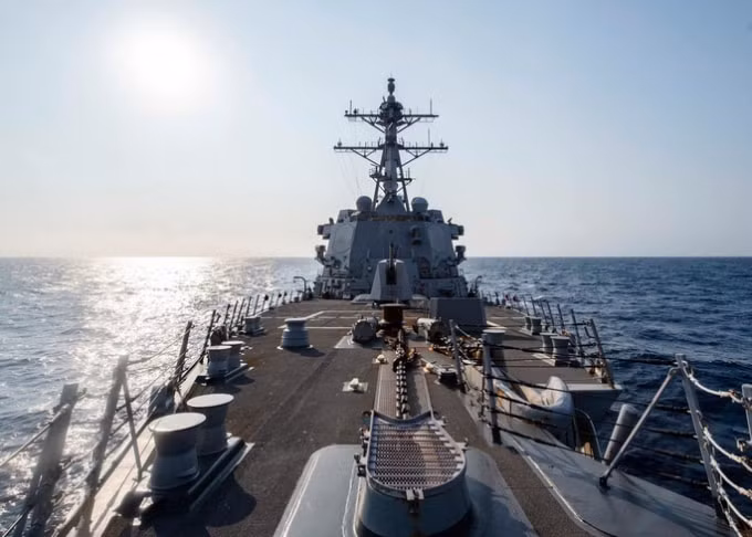 Tàu USS McCampbell được triển khai qua eo biển Đài Loan hôm 13-5. Ảnh: US Navy
