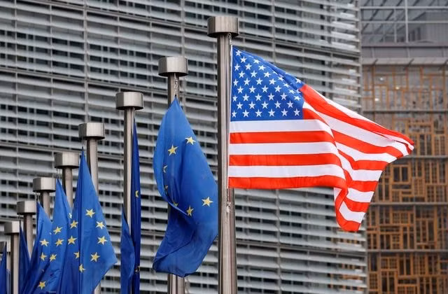 Cờ Mỹ và EU bên ngoài trụ sở của EC. Ảnh: Reuters